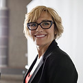 Frau auf Podium