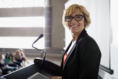 Frau auf Podium