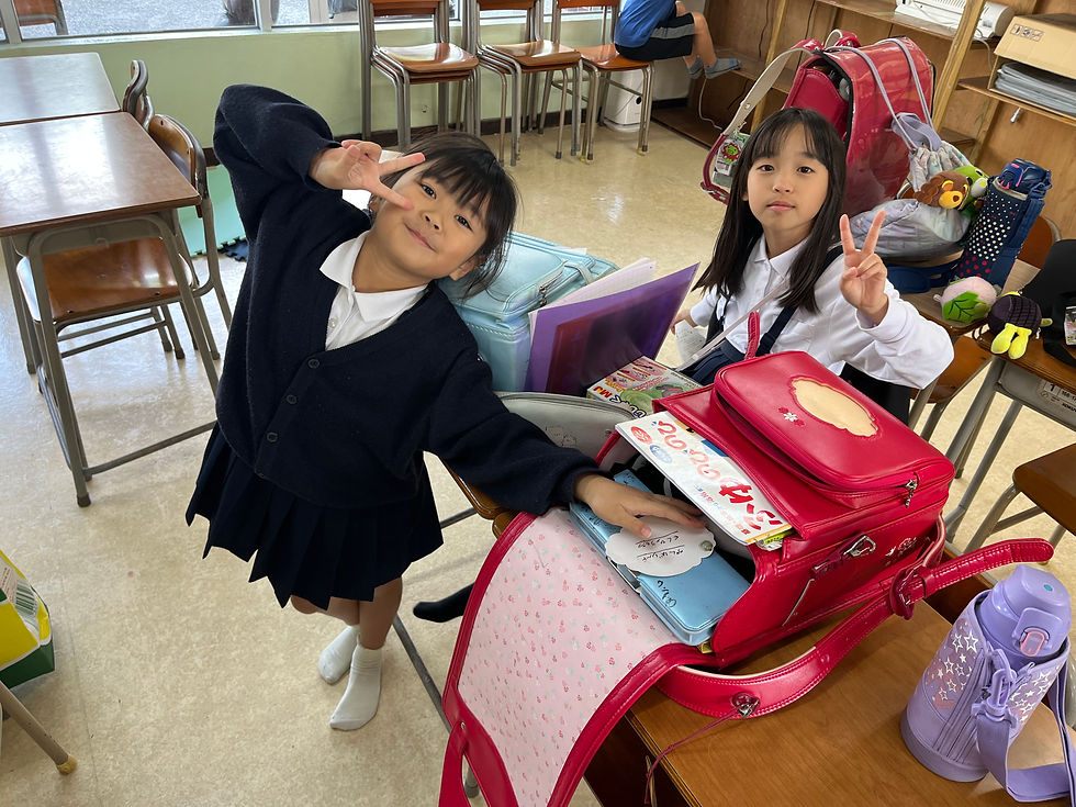 ピースをしながら微笑む女の子たち