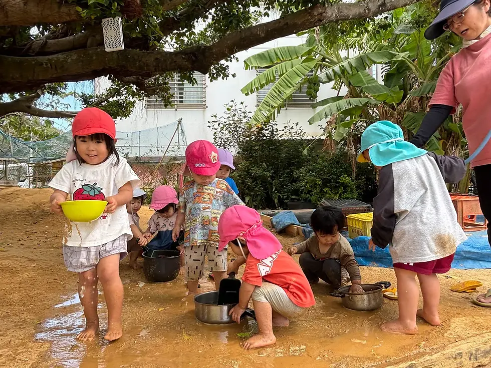 泥んこ遊びをする子どもたち