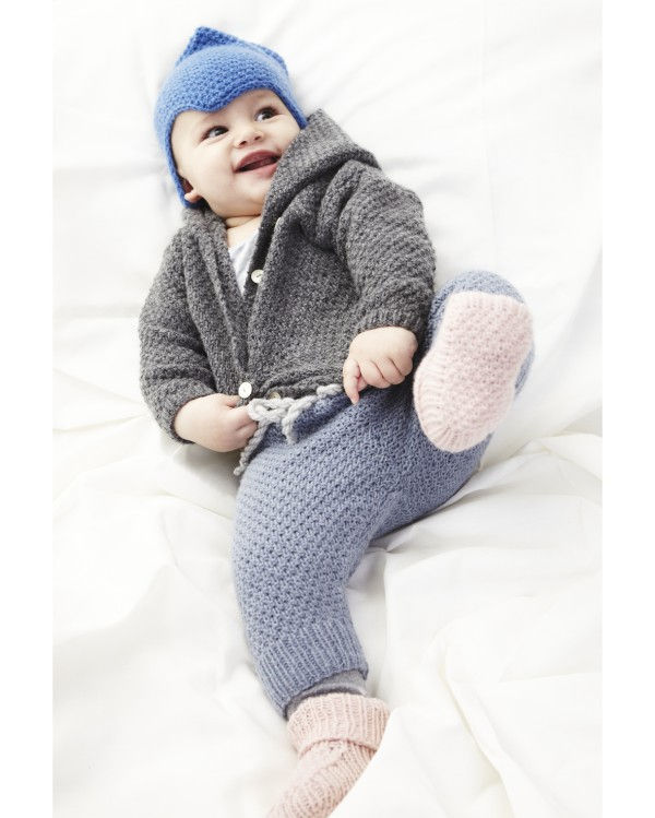 Miniaturbild: Lächelndes Baby in gestrickter silbergrauer Jacke und blauer Hose