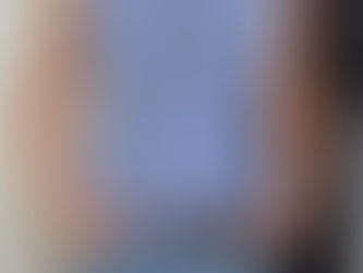 Ärmelloses Sommertop in hellblau an Frau mit Jeans