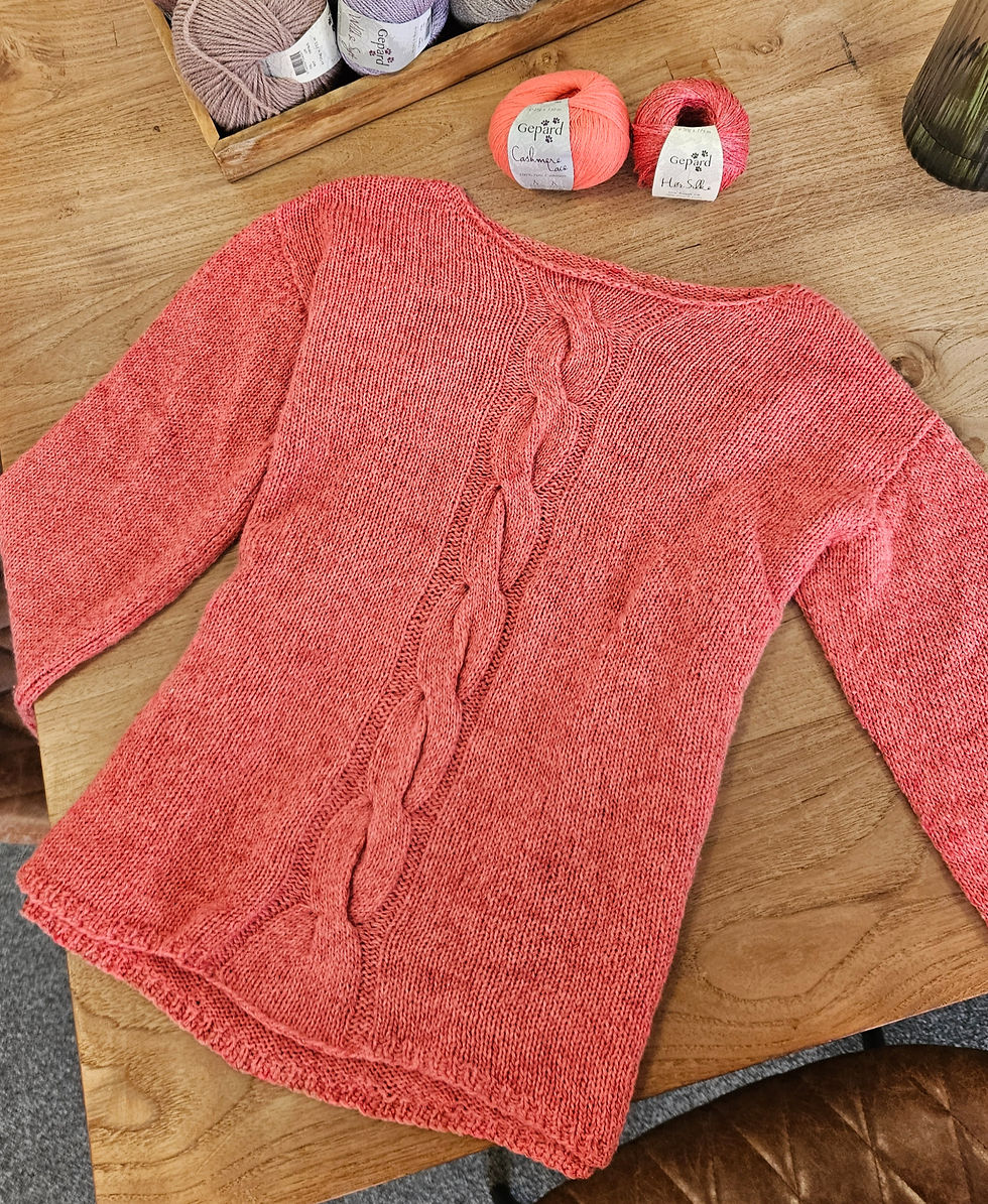 der fertige erdbeerrote Sommerpullover