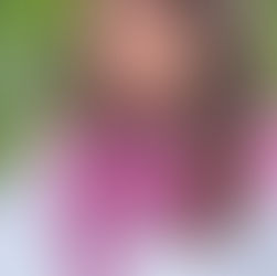Junge Frau mit magentafarbenem Schal aus Cashmere . Gestrickt mit Lochmusterrand und Perlmuster