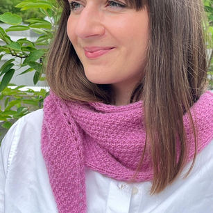 Junge Frau mit magentafarbenem Schal aus Cashmere . Gestrickt mit Lochmusterrand und Perlmuster