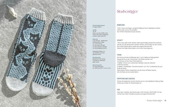 Miniaturbild: Gestrickte Socken mit Katzen- und Herzmustern