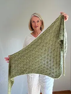 Grüner Schal mit Verzopfungen