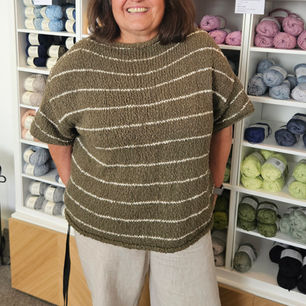 Frau in Sommershirt aus dickem Baumwollbouclegarn , gestreift