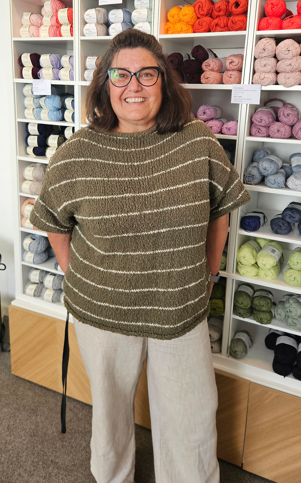 Frau in Sommershirt aus dickem Baumwollbouclegarn , gestreift