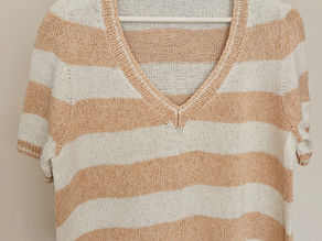 Weiß-apricot gestreifter Sommerpullover mit V-Ausschnitt und kurzem Ärmel