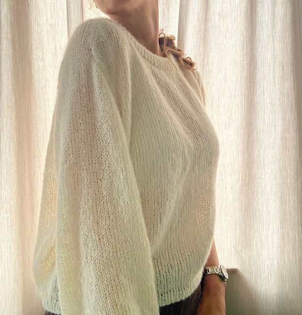 Frau in festlichem Pullover