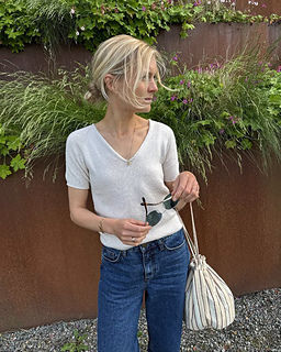 Blonde Frau in gestricktem weißem  T-Shirt