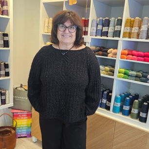 Schwarzer Sweater mit Zöpfen