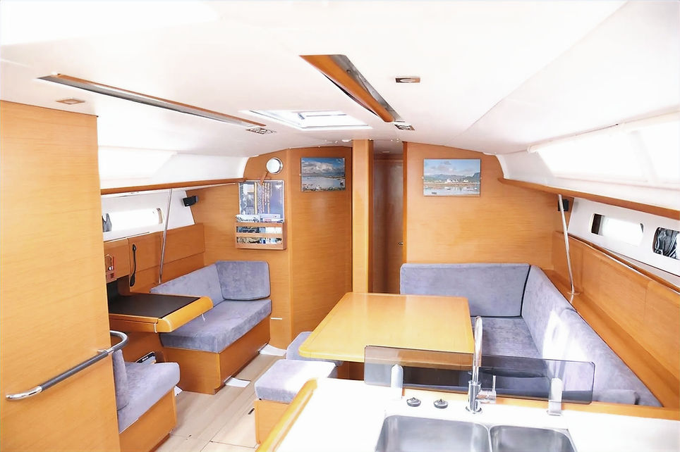 2022-explorer-saloon-1_edited.jpg