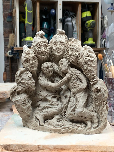 2023, groupe sculpté en grès blanc. H.22cm