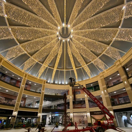 Tvrtka Rope Tech nudi usluge Božićnog ukrašavanja unutarnjih i vanjskih prostora, zgrada, shooping centara, rasvjete. Blanschere Illumination božićne dekoracije. Radovi na visini, instalacija zipline sustava.