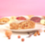 Apfelstrudel mit Zimt und Sahne auf einem weißen Teller