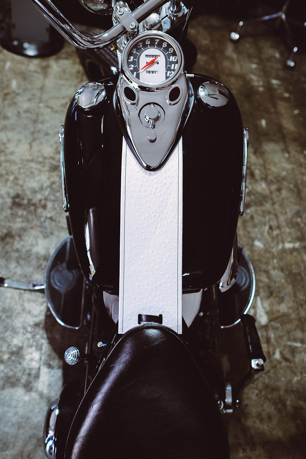 Thumbnail: Cats Eye 3 Light Dash White Leather Ostrich Texture Leather Gas Tank Bib Harley