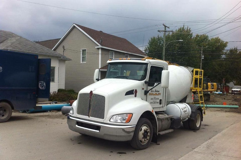 Camion des Bétons Malouin, entreprise de béton située à Granby et Sherbrooke.jpeg