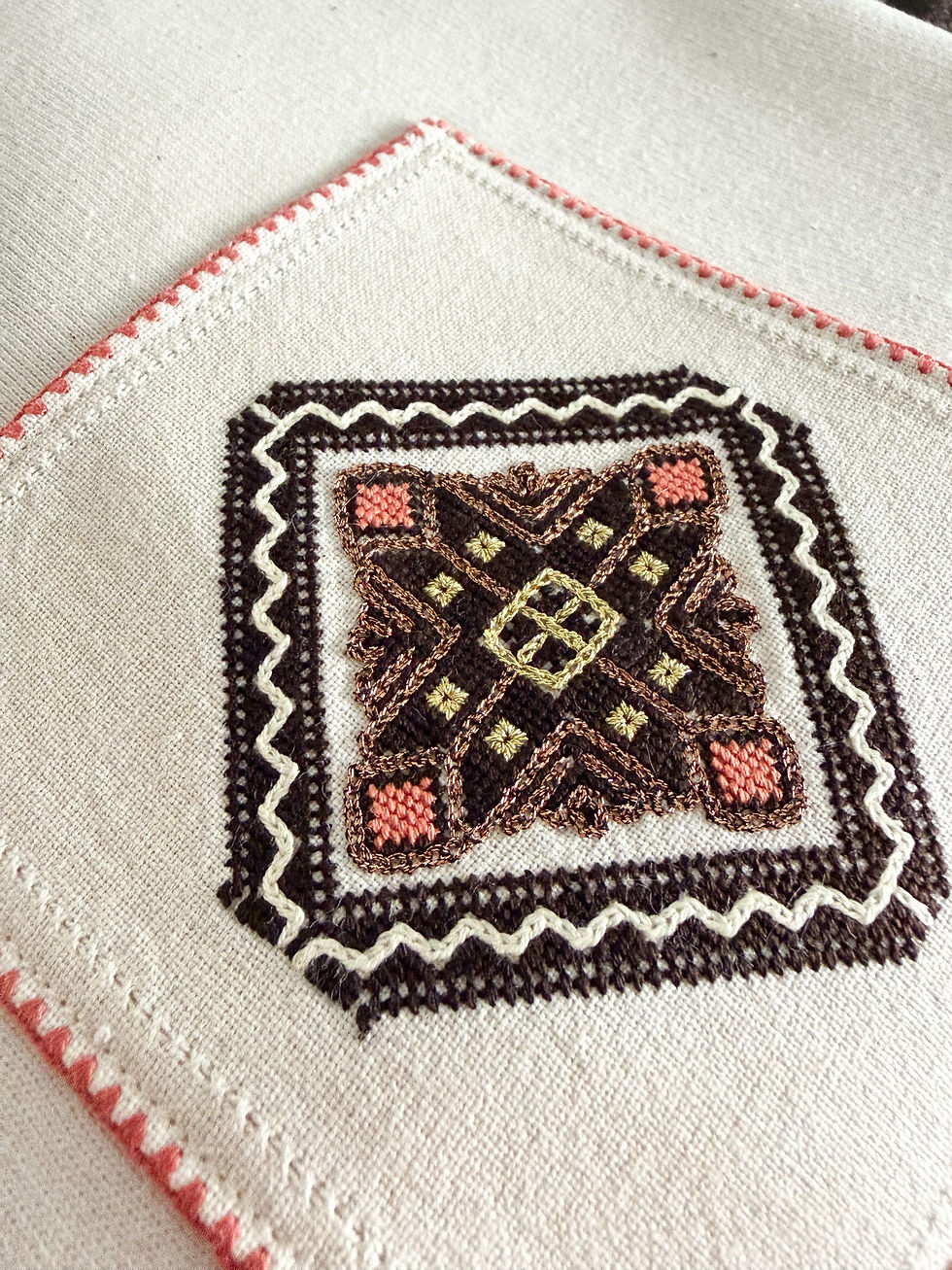 Bluză damă cu aplicație cusută integral manual cu motive inspirate de pe cămășile țărănești