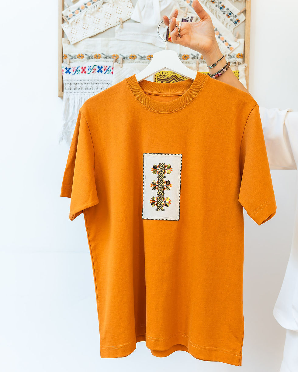 Tricou bumbac organic 100% cu aplicație cusută integral manual cu motive inspirate de pe cămășile țărănești