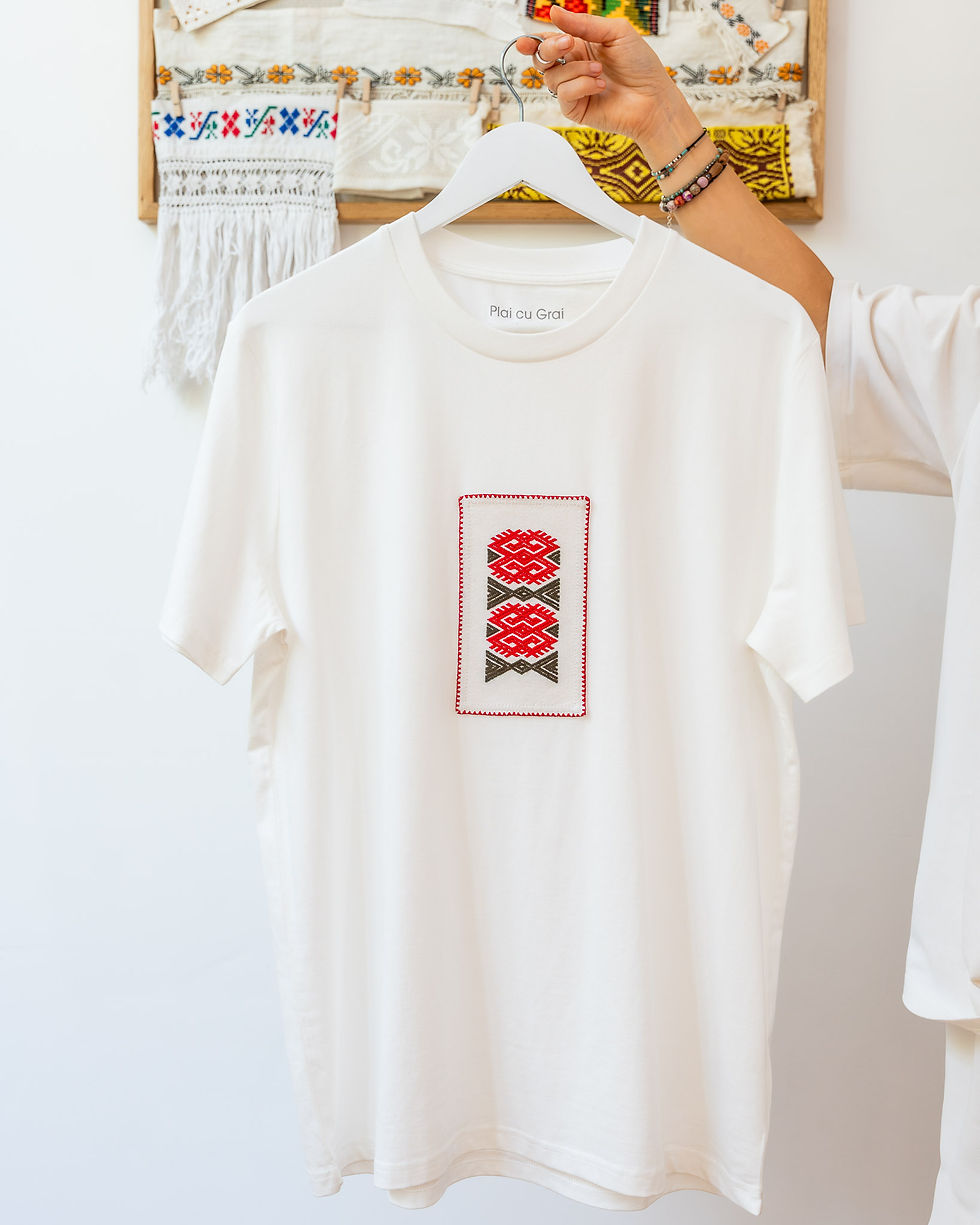 Tricou bumbac organic 100% cu aplicație cusută integral manual cu motive inspirate de pe cămășile țărănești