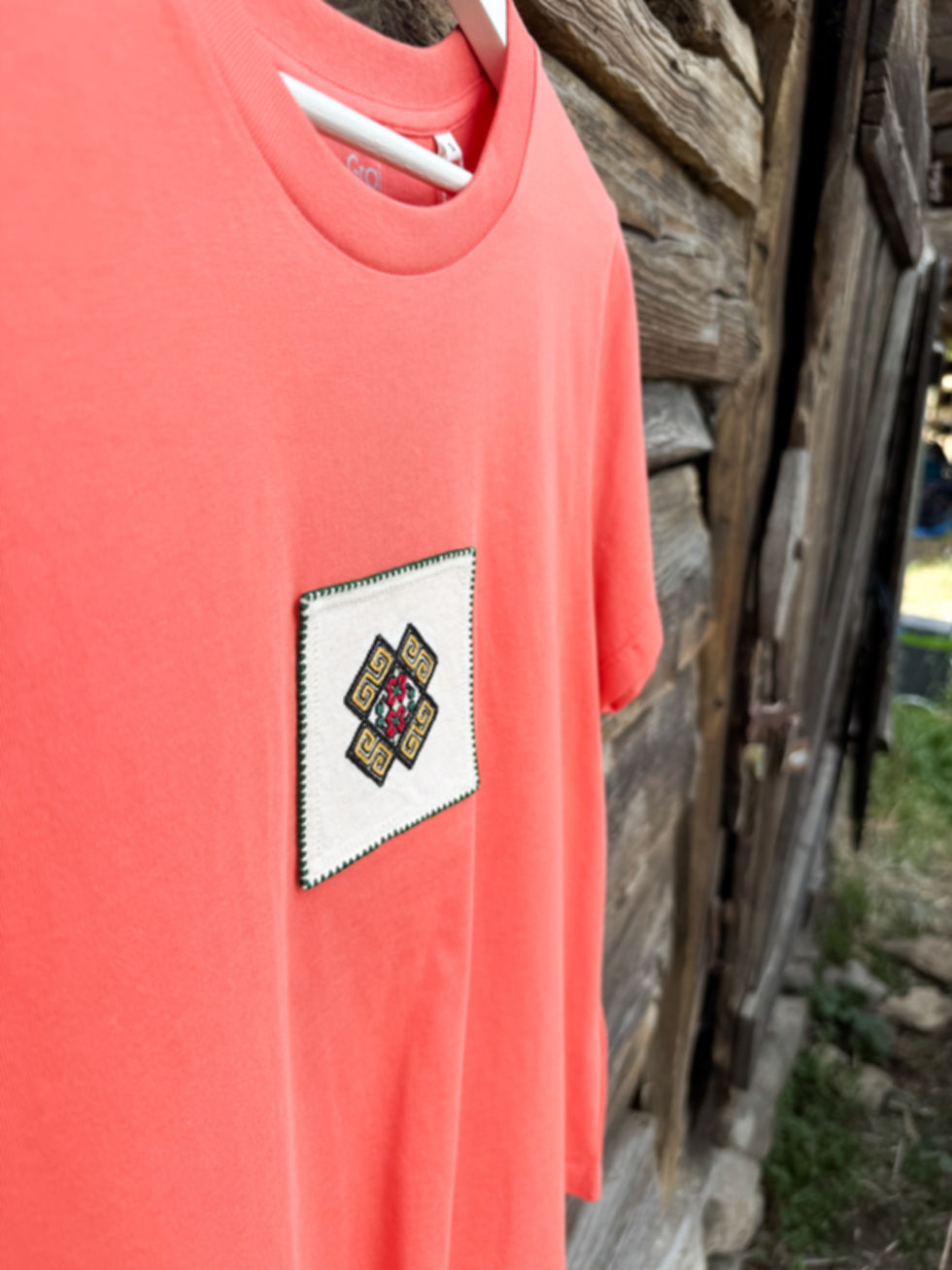 Miniatură: Tricou bumbac organic 100% cu aplicație cusută integral manual cu motive inspirate de pe cămășile țărănești