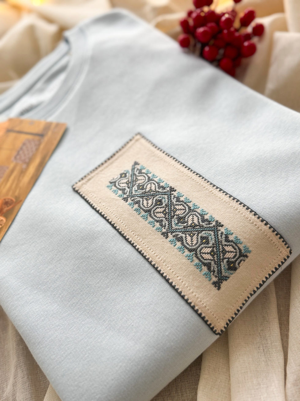 Bluză unisex cu aplicație cusută integral manual cu motive inspirate de pe cămășile țărănești