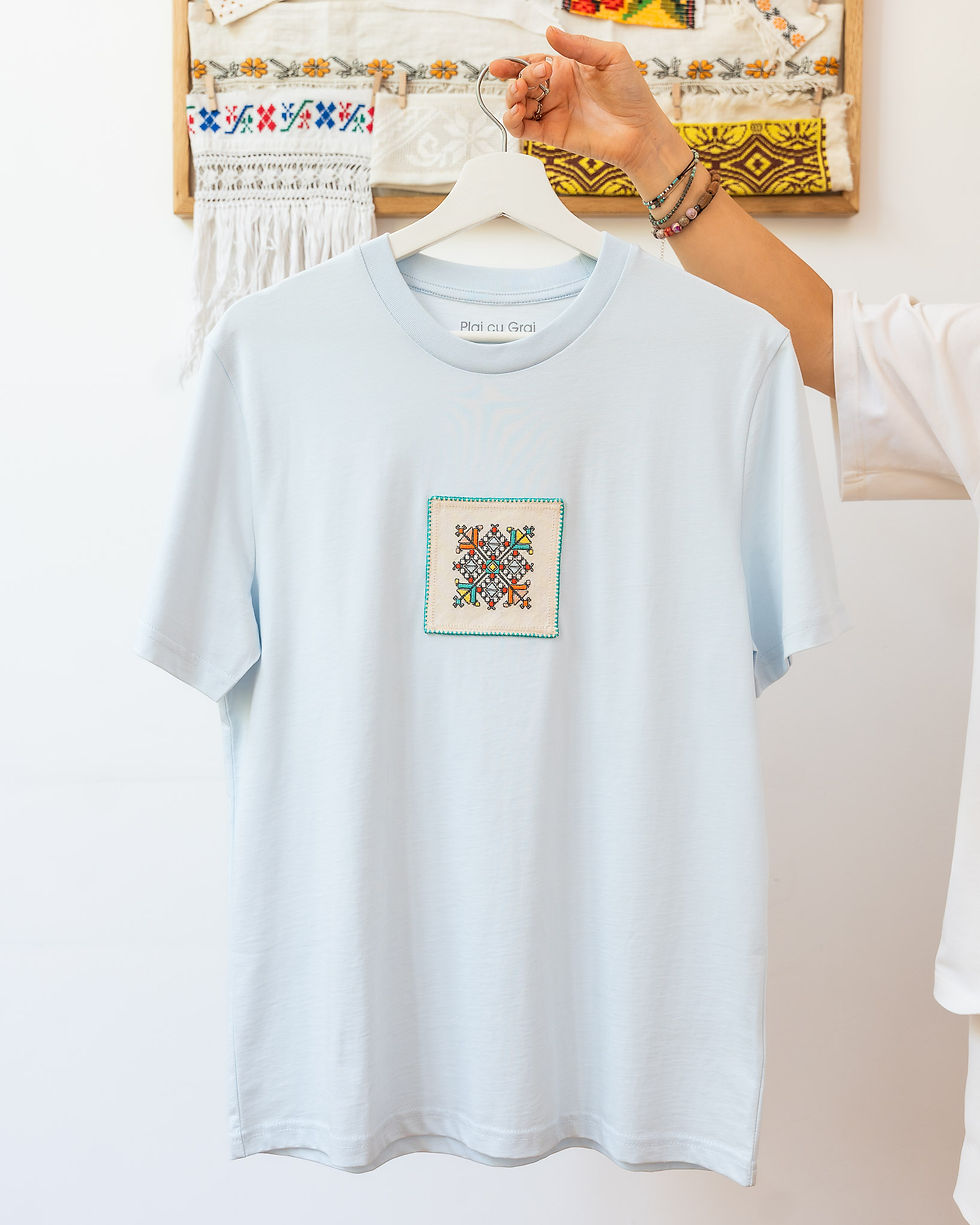 Tricou bumbac organic 100% cu aplicație cusută integral manual cu motive inspirate de pe cămășile țărănești