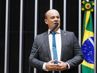 Deputado da PB protesta contra isenção de IR e cita iPhone: “É um escárnio”