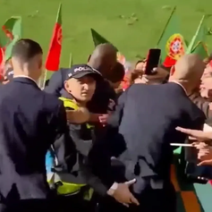 Que mão é essa! Cristiano Ronaldo brinca com Pepe no embarque para o Catar; assista