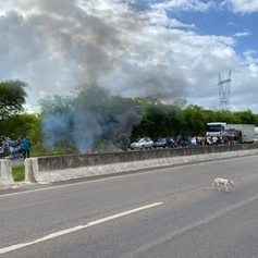 Manifestantes interditam BR-101 durante protesto por energia elétrica, em João Pessoa