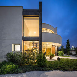 Vista Exterior Nocturna de Escalera. Casa Alicante.
