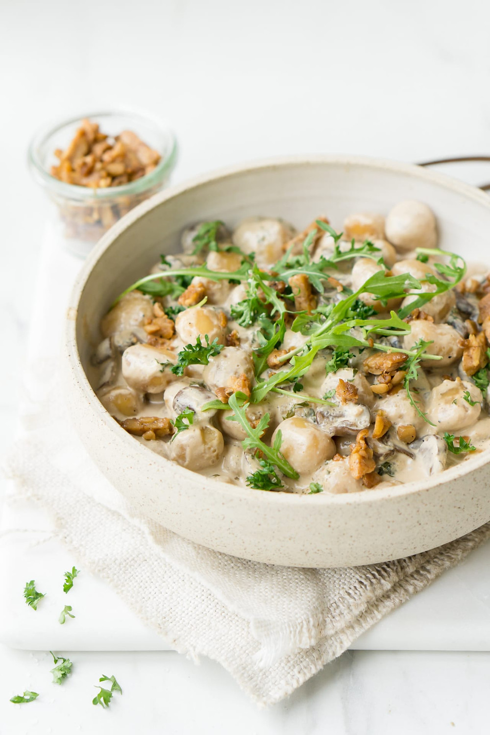 Romige Gnocchi met paddenstoelen en tempeh bacon ©FoodLove