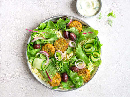 Griekse Salade met Falafel, Risoni en Olijven
