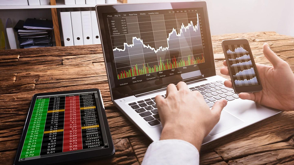 computer con analisi forex e altri dati di trading
