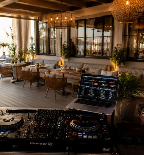 Restaurants, Hotels and Lounges
