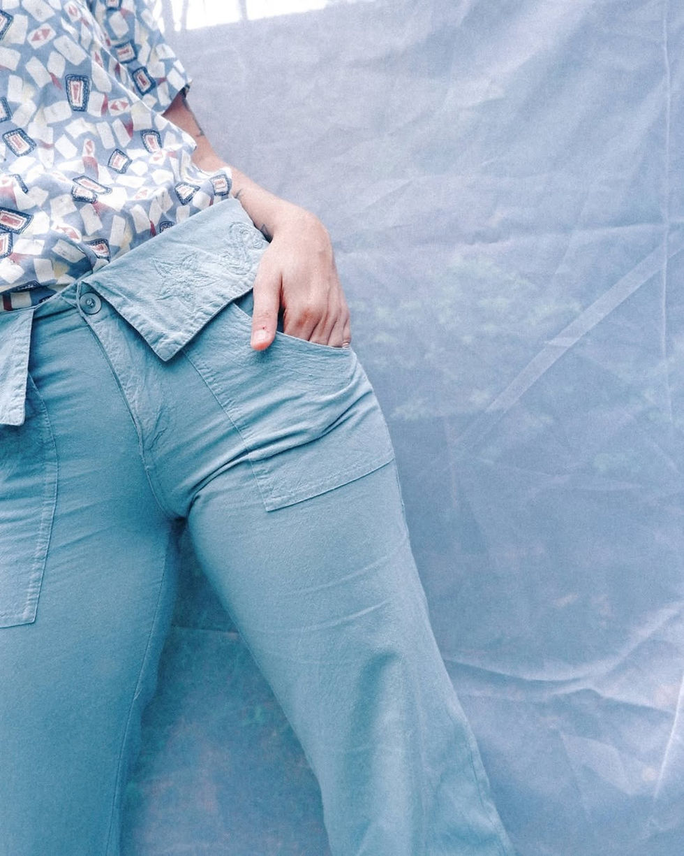 Miniatura: Calça azul com detalhe na cintura