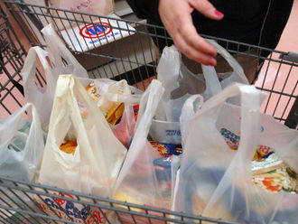 Hanoi strives to phase out plastic bags in wet markets from 2023