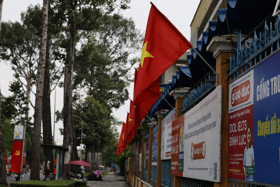 Trên những tuyến đường ở thành phố, cờ đỏ sao vàng được trang hoàng, tạo nên những gam màu sôi động trước thềm Đại hội - ảnh chụp trước trường TPHCM Gia Định (đường Lê Văn Duyệt, P.Gia Định, TPHCM)