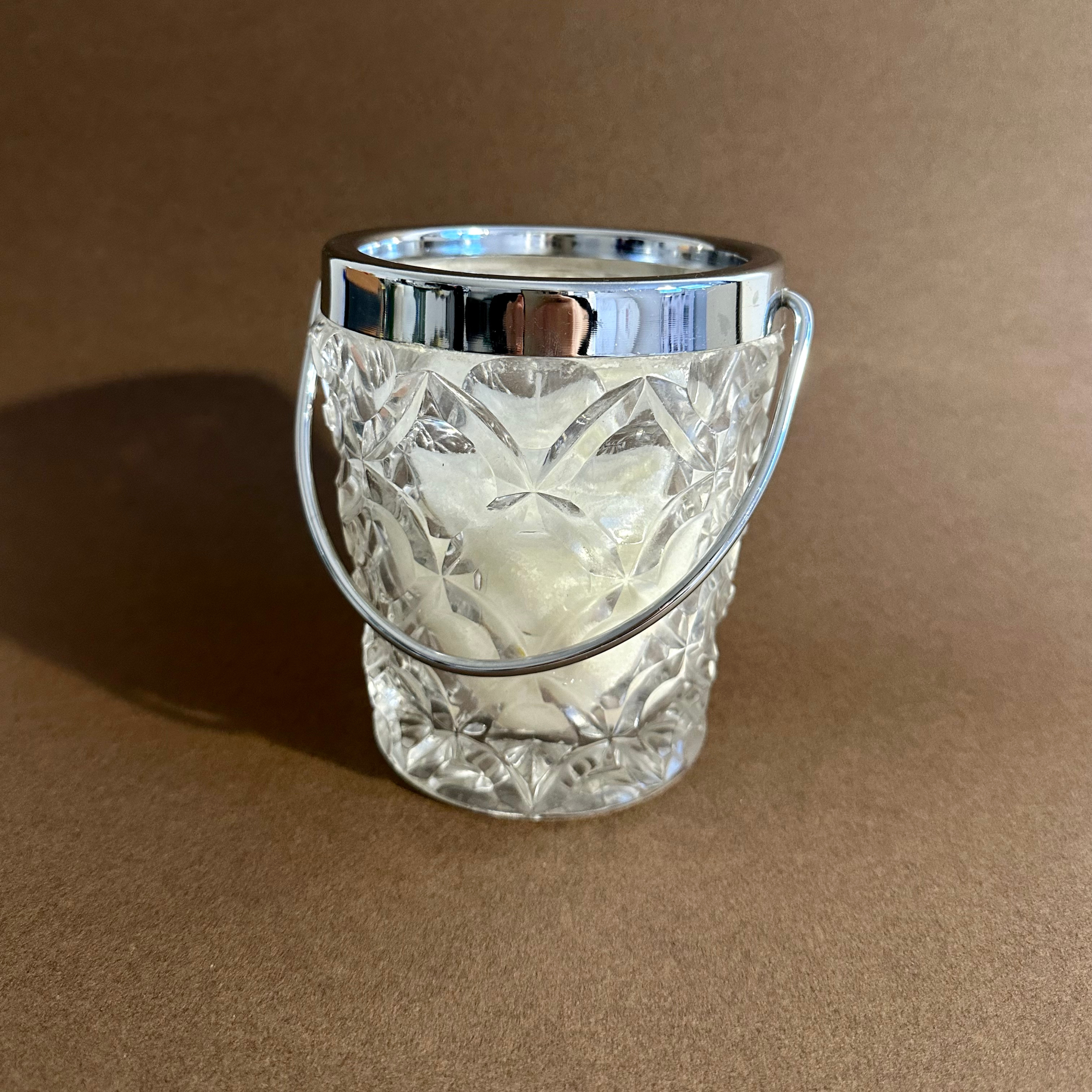 Bougie parfumée en cire végétale coulée dans un seau à glaçon vintage