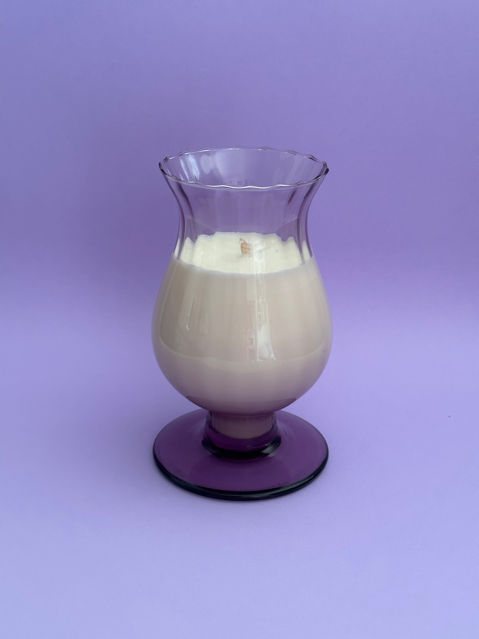 Bougie parfumée en cire végétale coulée dans une coupe violette vintage