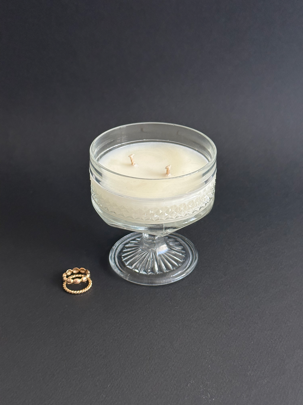 Bougie parfumée en cire végétale coulée dans une coupe à champagne vintage