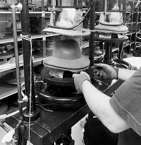 Chaque chapeau commence par la sélection et la préparation des matériaux. Le feutre et la laine subissent un traitement spécial pour gagner en souplesse et en douceur, tandis que la paille est humidifiée et ramollie pour la mise en forme.