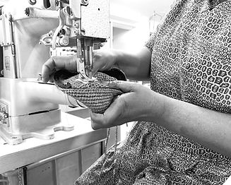 Assemblage, couture, étiquettes et contrôle qualité réalisés en France. Chaque chapeau est vérifié et conditionné avec soin dans notre atelier.