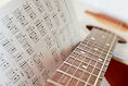 Guitare avec tableau d'accords