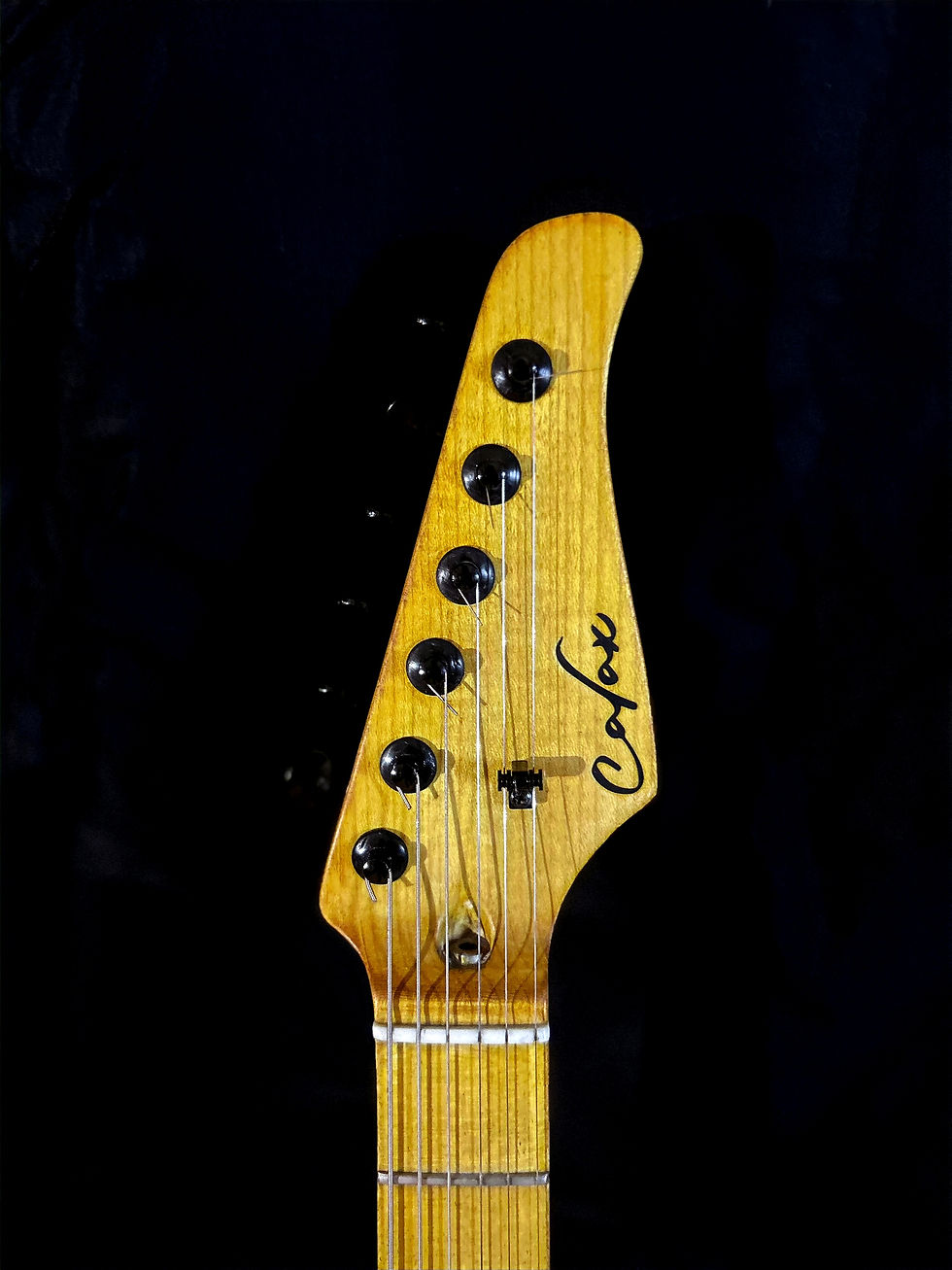 Thumbnail: Amy - chitarra elettrica fatta a mano - dettaglio paletta