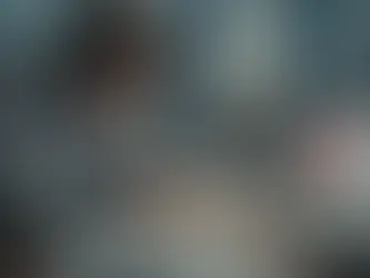 Pessoa confusa com documentos fiscais, alertando sobre erro na saída fiscal e declaração de saída definitiva.