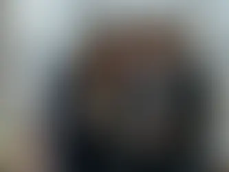 Casal discute homologação de divórcio estrangeiro em escritório, com bandeiras do Brasil e EUA ao fundo.