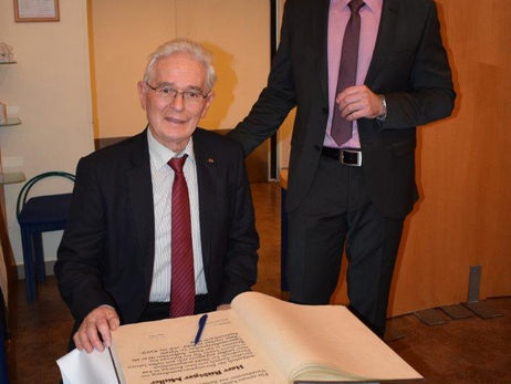 Rüdiger Müller bei der Eintragung in das Golden Buch der Stadt Suhl
